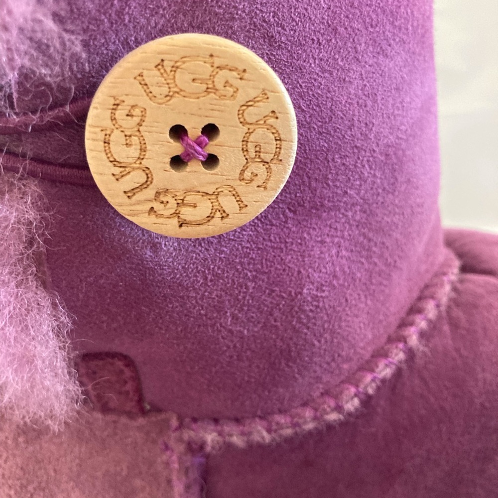 UGG BAILEY BUTTON CLASSIC SUEDE BOOTS IN PURPLE (SUGAR PLUM) SHEEPSKIN, SIZE 6 - Picture 7 of 16